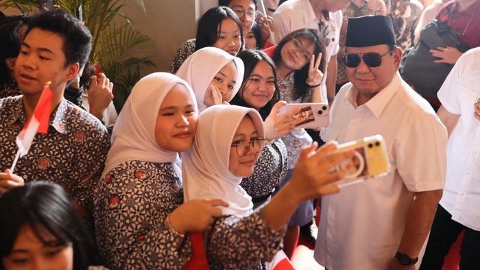 Presiden RI Prabowo Subianto disambut puluhan WNI di hotel tempat singgah di Singapura, Sabtu (9/8/2025) sebelum menghadiri Parade Hari Nasional Singapura.