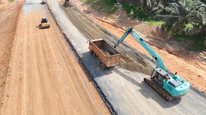 Progres pekerjaan pembangunan Tol Betung-Jambi.