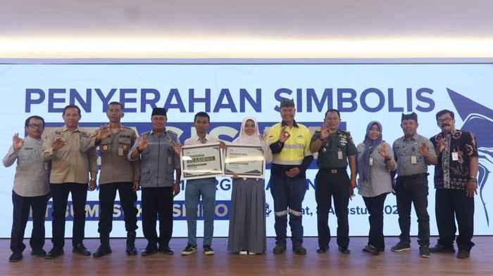 PT Bumi Suksesindo (PT BSI) memberikan 80 beasiswa kepada putra putri Banyuwangi