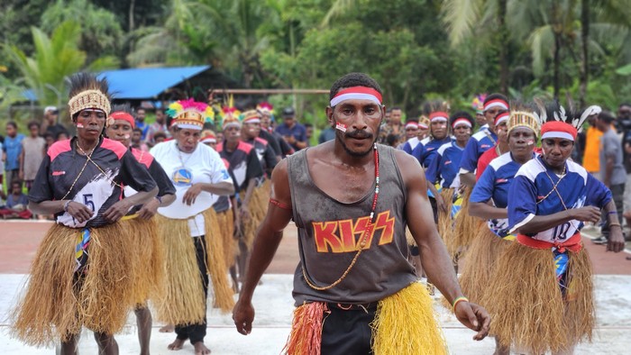 Sambut HUT ke-80 RI, Warga Ayuka dan Tipuka Antusias Ikuti Lomba Tari Seka
