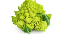 Bentuknya unik! Inilah Romanesco yang tergolong langka. Sayuran ini masih satu keluarga dengan kembang kol dan brokoli. Rasanya mirip brokoli dengan sedikit jejak manis. Enaknya ditambahkan ke sup atau hidangan rebusan (stew). Foto: Shutterstock via Mashed