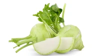 Kohlrabi adalah anggota keluarga kubis. Biasanya ditambahkan ke salad, sementara daun dan batangnya umum ditumis. Banyak yang suka tekstur renyah juicy kohlrabi. Sayuran ini jamak ditemui di Jerman. Foto: Shutterstock via Mashed