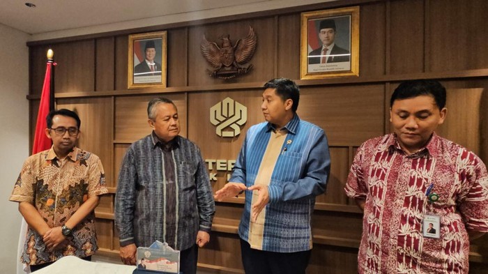 Sekjen Kementerian Perumahan dan Kawasan Permukiman (PKP) Didyk Choiroel, Gubernur Bank Indonesia Perry Warjiyo, Menteri PKP Maruarar Sirait, dan Komisaris BP Tapera Heru Pudyo Nugroho.