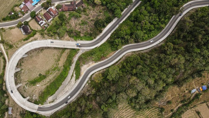 Selamat Tinggal Macet, Jalan Layang Maros–Bone Resmi Beroperasi Foto udara kendaraan melintas di jalan layang kilometer 90 ruas Maros-Bone di Kecamatan Mallawa, Kabupaten Maros, Sulawesi Selatan, Sabtu (9/8/2025). Kementerian Pekerjaan Umum telah merampungkan pembangunan dua jalan layang sepanjang 400 meter dan perbaikan struktur serta geometrik jalan sepanjang 1,62 kilometer dengan anggaran Rp138,5 miliar dan diharapkan dapat mengatasi kemacetan serta menekan angka kecelakaan lalu lintas yang sering terjadi di daerah itu. ANTARA FOTO/Arnas Padda