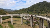 Foto udara kendaraan melintas di jalan layang kilometer 90 ruas Maros-Bone di Kecamatan Mallawa, Kabupaten Maros, Sulawesi Selatan, Sabtu (9/8/2025). ANTARA FOTO/Arnas Padda