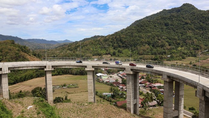Selamat Tinggal Macet, Jalan Layang Maros–Bone Resmi Beroperasi Foto udara kendaraan melintas di jalan layang kilometer 90 ruas Maros-Bone di Kecamatan Mallawa, Kabupaten Maros, Sulawesi Selatan, Sabtu (9/8/2025). Kementerian Pekerjaan Umum telah merampungkan pembangunan dua jalan layang sepanjang 400 meter dan perbaikan struktur serta geometrik jalan sepanjang 1,62 kilometer dengan anggaran Rp138,5 miliar dan diharapkan dapat mengatasi kemacetan serta menekan angka kecelakaan lalu lintas yang sering terjadi di daerah itu. ANTARA FOTO/Arnas Padda
