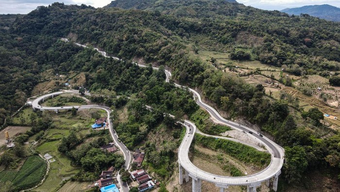 Selamat Tinggal Macet, Jalan Layang Maros–Bone Resmi Beroperasi Foto udara kendaraan melintas di jalan layang kilometer 90 ruas Maros-Bone di Kecamatan Mallawa, Kabupaten Maros, Sulawesi Selatan, Sabtu (9/8/2025). Kementerian Pekerjaan Umum telah merampungkan pembangunan dua jalan layang sepanjang 400 meter dan perbaikan struktur serta geometrik jalan sepanjang 1,62 kilometer dengan anggaran Rp138,5 miliar dan diharapkan dapat mengatasi kemacetan serta menekan angka kecelakaan lalu lintas yang sering terjadi di daerah itu. ANTARA FOTO/Arnas Padda