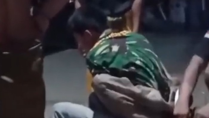 Seorang remaja yang masih duduk di kelas XI SMA menjadi korban persekusi karena dituduh mencuri motor di Kecamatan Cikidang, Kabupaten Sukabumi. Remaja itu pun sampai diikat dan dipukuli.