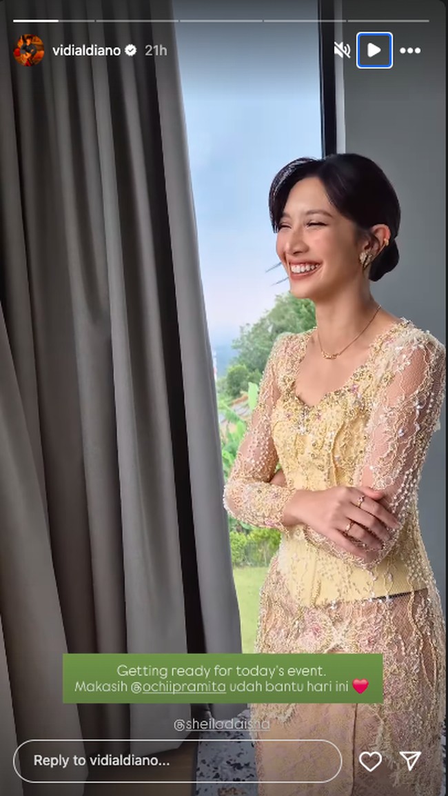 Dalam acara akad nikah penyanyi Nadin Amizah yang menjadi adik iparnya, Sheila mengenakan kebaya bernuansa kuning yang lembut.Foto: Instagram @vidialdiano