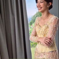 Dalam acara akad nikah penyanyi Nadin Amizah yang menjadi adik iparnya, Sheila mengenakan kebaya bernuansa kuning yang lembut.Foto: Instagram @vidialdiano