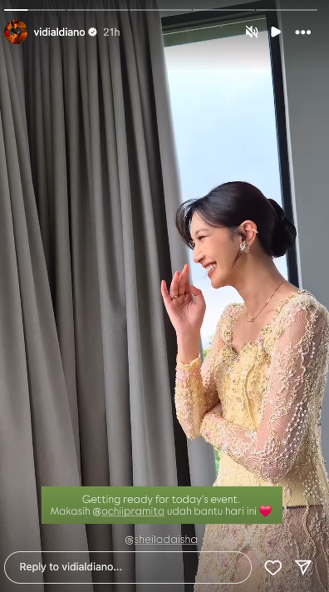 Pemain film ‘Sore: Istri dari Masa Depan’ tersebut memadukannya dengan songket bernuansa serupa.Foto: Instagram @vidialdiano