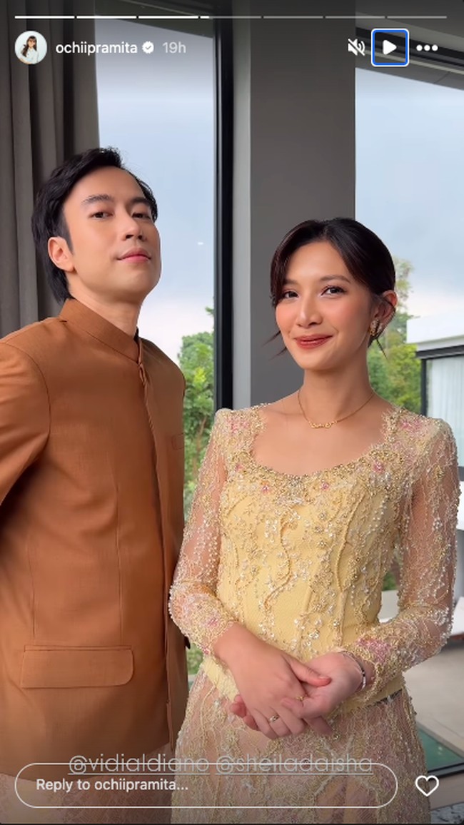 Sheila Dara mengantar adiknya, Faishal Tanjung, menuju pelaminan bersama Nadin Amizah. Dalam unggahan di Instagram, Sheila bersama Vidi Aldiano menyaksikan kedua mempelai mengucap janji setia.Foto: Instagram @vidialdiano