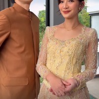 Sheila Dara mengantar adiknya, Faishal Tanjung, menuju pelaminan bersama Nadin Amizah. Dalam unggahan di Instagram, Sheila bersama Vidi Aldiano menyaksikan kedua mempelai mengucap janji setia.Foto: Instagram @vidialdiano