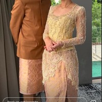 Penampilan menawan Sheila Dara juga dilengkapi dengan tatanan riasan bernuansa warm tone dan rambut yang dicepol anggun. Foto: Instagram @vidialdiano