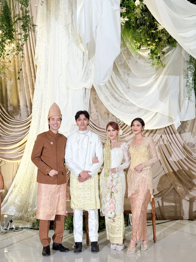 “Hari yang sangat patut untuk semua-mua nya dirayakan. Selamat sekali lagi adik-adikku, @tanjung_______ & @cakecaine Keluarga kita tambah besar sebentar lagi bisa bikin paket bundle kalo mau ngundang pake family package ya :’),” tulis Vidi.Foto: Instagram @vidialdiano