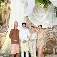 “Hari yang sangat patut untuk semua-mua nya dirayakan. Selamat sekali lagi adik-adikku, @tanjung_______ & @cakecaine Keluarga kita tambah besar sebentar lagi bisa bikin paket bundle kalo mau ngundang pake family package ya :’),” tulis Vidi.Foto: Instagram @vidialdiano