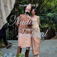 Begini penampilan keluarga seniman selagi kedua pengantin mengenakan busana putih dengan songket kuning.Foto: Instagram @vidialdiano