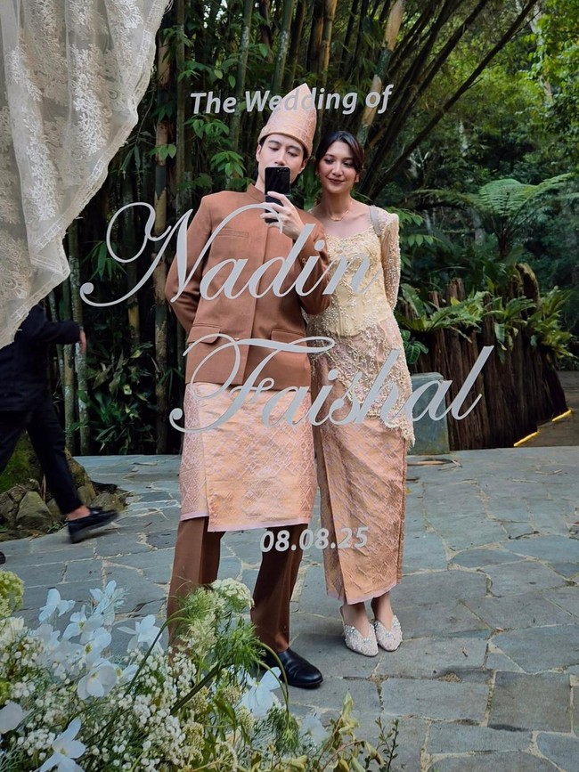 Begini penampilan keluarga seniman selagi kedua pengantin mengenakan busana putih dengan songket kuning.Foto: Instagram @vidialdiano