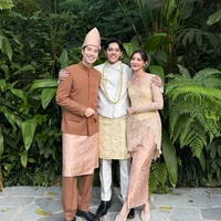 Sedangkan Vidi Aldiano memakai busana adat Bugis bernuansa cokelat yang serasi dengan sang istri.Foto: Instagram @vidialdiano