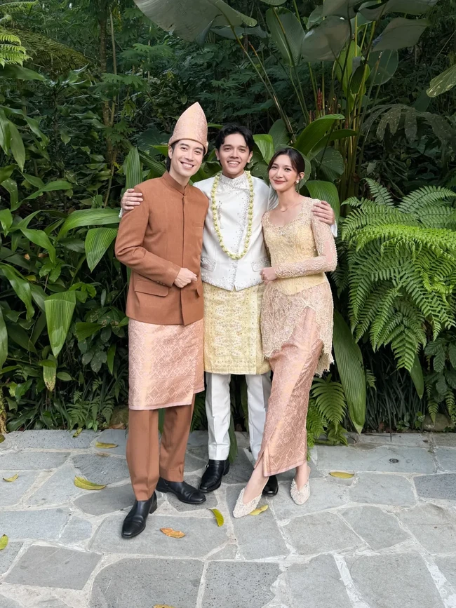 Sedangkan Vidi Aldiano memakai busana adat Bugis bernuansa cokelat yang serasi dengan sang istri.Foto: Instagram @vidialdiano