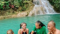 Selain itu, ada juga momen menikmati makanan tradisional saat syuting program Tanah Air Beta, seperti yang tampak pada foto ini. Foto: Instagram/@sorayarasyid12