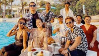 Soraya Rasyid juga hobi hangout bareng teman-temannya. Ini momen mereka saat menikmati minuman dan camilan di sebuah beach club. Foto: Instagram/@sorayarasyid12
