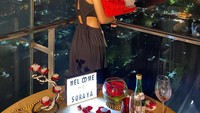 Saat di Bandung, ia juga menikmati pengalaman dinner romantis di rooftop hotel Trans Luxury. Meja makannya dihiasi bunga mawar. Foto: Instagram/@sorayarasyid12