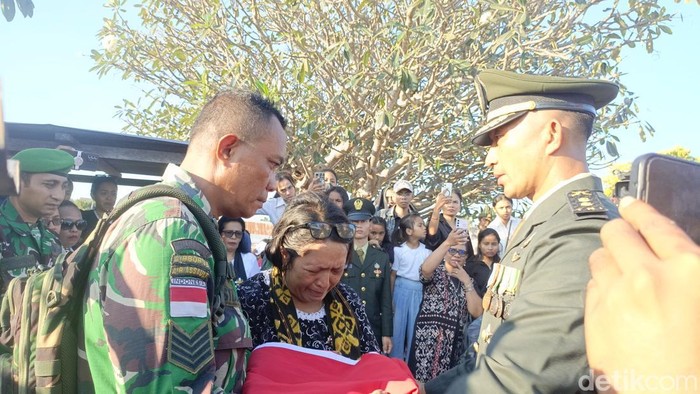 Suasana pemakaman jenazah Prada Lucky Chepril Saputra Namo di Tempat Pemakaman Umum (TPU) Kapadala, Kota Kupang, NTT, Sabtu (9/8/2025). (Foto: Simon Selly/detikBali)