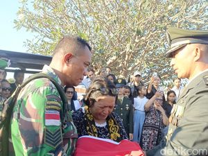 Isak Tangis Kakak di Pemakaman Prada Lucky: Sekarang Siapa yang Jaga Mama?