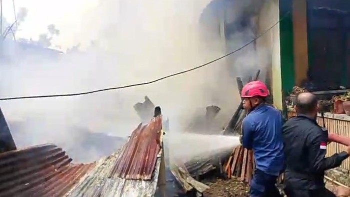 Dua rumah milik warga bernama Baso Dg Liong dan Mahmud Dg Nuru di Kabupaten Takalar, Sulawesi Selatan (Sulsel), terbakar diduga akibat kelalaian saat memasak.