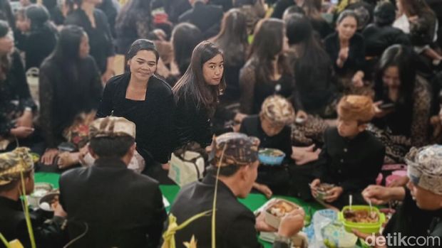 Tari sodoran saat Hari Raya Karo di Bromo