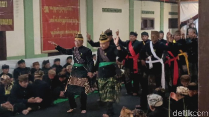 Tari sodoran saat Hari Raya Karo di Bromo