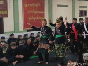 Semarak Tari Sodoran Meriahkan Hari Raya Karo di Gunung Bromo
