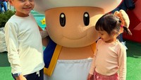 Gemas banget nih foto Arrasya dan Shafanina bersama karakter Toad di Universal Studio Japan.