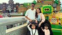 Ini momen mereka bermain di Universal Studio Japan.