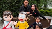 Tasya sekeluarrga foto bersama patung Nobita dan Shizuka di Diver City Tokyo Plaza. Tak jauh dari sini ada iknoik Gundam raksasa.