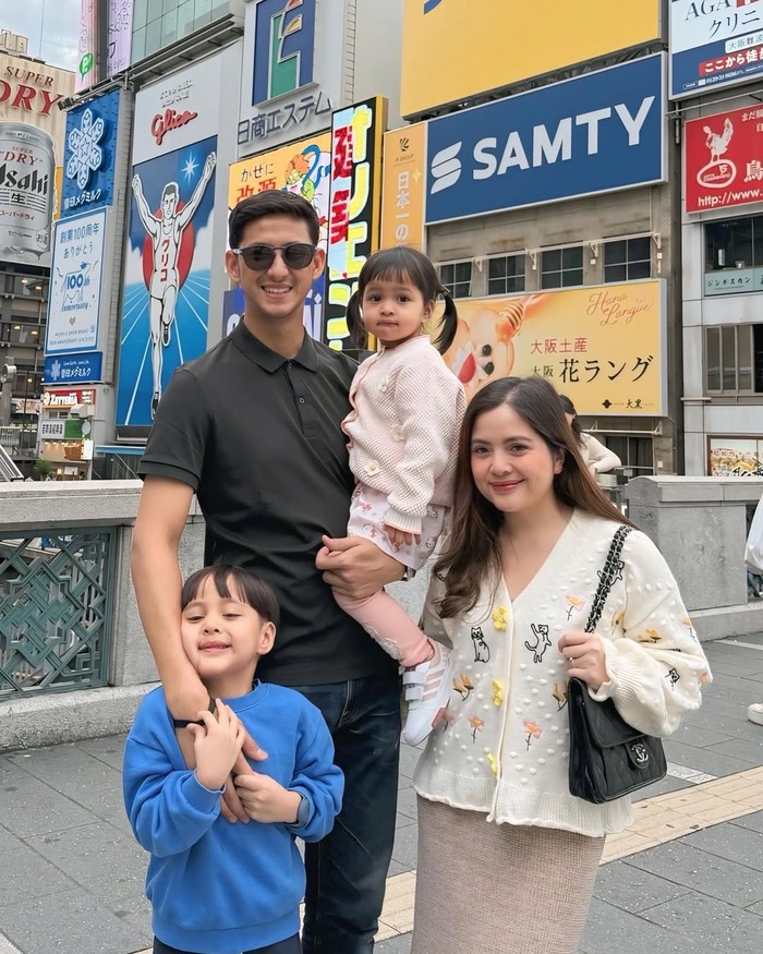 Tasya Kamila dan keluarga liburan ke Jepang Tasya Kamila dan keluarga liburan ke Jepang