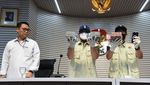 Tangan Diborgol, Bupati Kolaka Timur Abdul Azis Kenakan Baju Oranye KPK