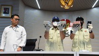 Dalam OTT tersebut, KPK mengamankan barang bukti uang tunai sebesar Rp200 juta. Uang tersebut diduga merupakan bagian dari suap terkait proyek pembangunan RSUD Kolaka Timur yang bernilai Rp126,3 miliar. ANTARA FOTO/Indrianto Eko Suwarso