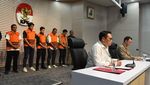 Tangan Diborgol, Bupati Kolaka Timur Abdul Azis Kenakan Baju Oranye KPK