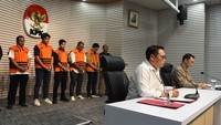 Selain Abdul Azis, KPK juga menahan empat tersangka lainnya, yakni PIC Kementerian Kesehatan untuk pembangunan RSUD Kolaka Timur Andi Lukman Hakim, Pejabat Pembuat Komitmen (PPK) proyek RSUD Ageng Dermanto, pihak swasta dari PT Pilar Cerdas Putra (PT PCP) Deddy Karnady, dan pihak swasta dari KSO PT PCP Arif Rahman. ANTARA FOTO/Indrianto Eko Suwarso