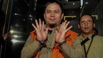 Tangan Diborgol, Bupati Kolaka Timur Abdul Azis Kenakan Baju Oranye KPK