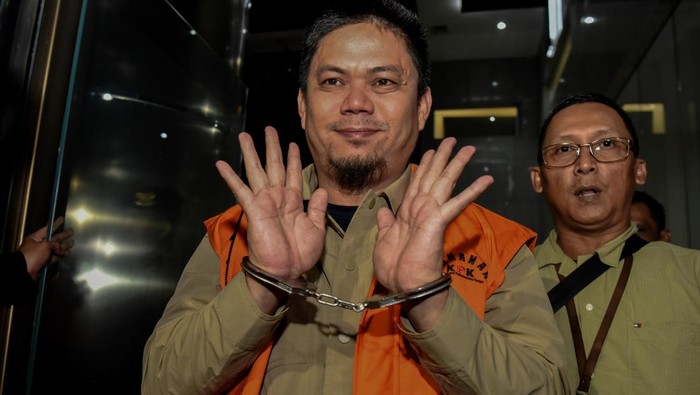 Bupati Kolaka Timur Abdul Azis (kiri) berjalan menuju mobil tahanan usai menjalani pemeriksaan pasca terjaring OTT KPK di Gedung Merah Putih KPK, Jakarta, Sabtu (9/8/2025) dini hari. KPK menahan lima tersangka pasca OTT terkait kasus dugaan korupsi pembangunan RSUD Kabupaten Kolaka Timur, Sulawesi Tenggara yakni Bupati Kolaka Timur Abdul Azis, PIC Kemenkes untuk pembangunan RSUD di Kolaka Timur Andi Lukman Hakim, PPK proyek pembangunan RSUD di Kolaka Timur Ageng Dermanto, pihak swasta dari PT Pilar Cerdas Putra (PT PCP) Deddy Karnady dan KSO PT PCP Arif Rahman dengan mengamankan barang bukti sebesar Rp200 juta dari nilai proyek sebesar Rp126,3 miliar. ANTARA FOTO/Indrianto Eko Suwarso