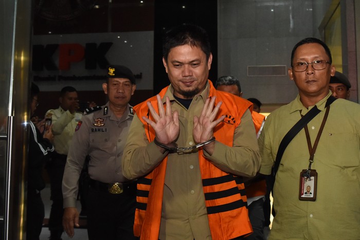 Bupati Kolaka Timur Abdul Azis (kiri) berjalan menuju mobil tahanan usai menjalani pemeriksaan pasca terjaring OTT KPK di Gedung Merah Putih KPK, Jakarta, Sabtu (9/8/2025) dini hari. KPK menahan lima tersangka pasca OTT terkait kasus dugaan korupsi pembangunan RSUD Kabupaten Kolaka Timur, Sulawesi Tenggara yakni Bupati Kolaka Timur Abdul Azis, PIC Kemenkes untuk pembangunan RSUD di Kolaka Timur Andi Lukman Hakim, PPK proyek pembangunan RSUD di Kolaka Timur Ageng Dermanto, pihak swasta dari PT Pilar Cerdas Putra (PT PCP) Deddy Karnady dan KSO PT PCP Arif Rahman dengan mengamankan barang bukti sebesar Rp200 juta dari nilai proyek sebesar Rp126,3 miliar. ANTARA FOTO/Indrianto Eko Suwarso