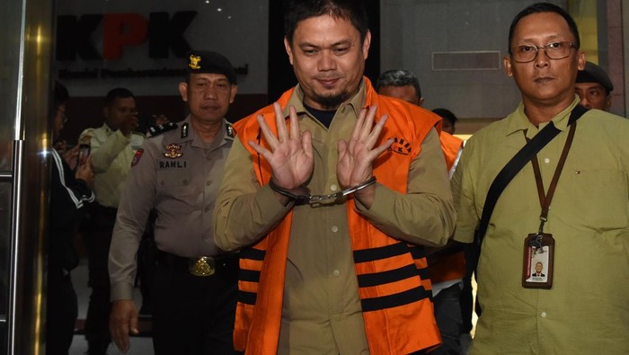 Terciduk OTT, Bupati Kolaka Timur Abdul Azis Resmi Ditahan KPK Bupati Kolaka Timur Abdul Azis (kiri) berjalan menuju mobil tahanan usai menjalani pemeriksaan pasca terjaring OTT KPK di Gedung Merah Putih KPK, Jakarta, Sabtu (9/8/2025) dini hari. KPK menahan lima tersangka pasca OTT terkait kasus dugaan korupsi pembangunan RSUD Kabupaten Kolaka Timur, Sulawesi Tenggara yakni Bupati Kolaka Timur Abdul Azis, PIC Kemenkes untuk pembangunan RSUD di Kolaka Timur Andi Lukman Hakim, PPK proyek pembangunan RSUD di Kolaka Timur Ageng Dermanto, pihak swasta dari PT Pilar Cerdas Putra (PT PCP) Deddy Karnady dan KSO PT PCP Arif Rahman dengan mengamankan barang bukti sebesar Rp200 juta dari nilai proyek sebesar Rp126,3 miliar. ANTARA FOTO/Indrianto Eko Suwarso