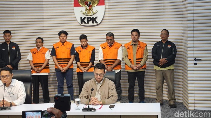 KPK umumkan tersangka dalam rangkaian operasi tangkap tangan (OTT) di Kolaka Timur, Sulawesi Tenggara (Sultra).