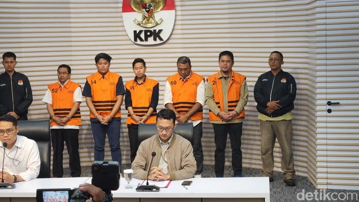 KPK umumkan tersangka dalam rangkaian operasi tangkap tangan (OTT) di Kolaka Timur, Sulawesi Tenggara (Sultra).