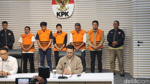 KPK umumkan tersangka dalam rangkaian operasi tangkap tangan (OTT) di Kolaka Timur, Sulawesi Tenggara (Sultra).