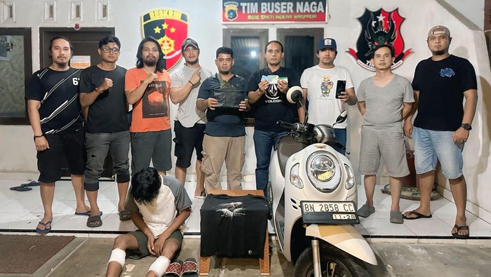 Tersangka dan barang bukti saat diamankan polisi.