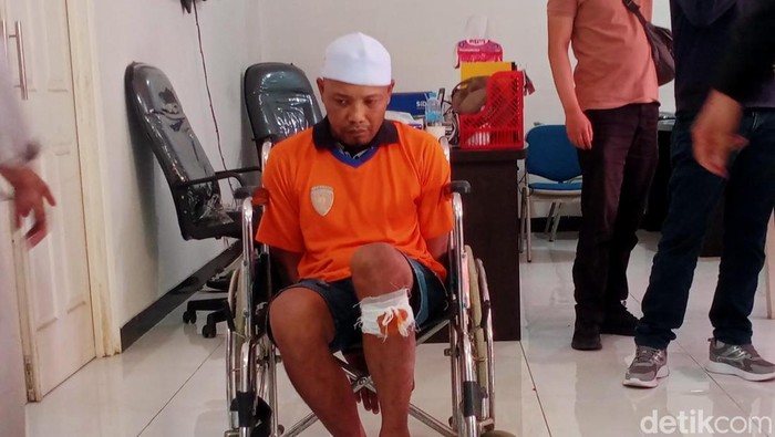 Tersangka pencuri laptop di Kota Batu dengan luka tembak kaki.